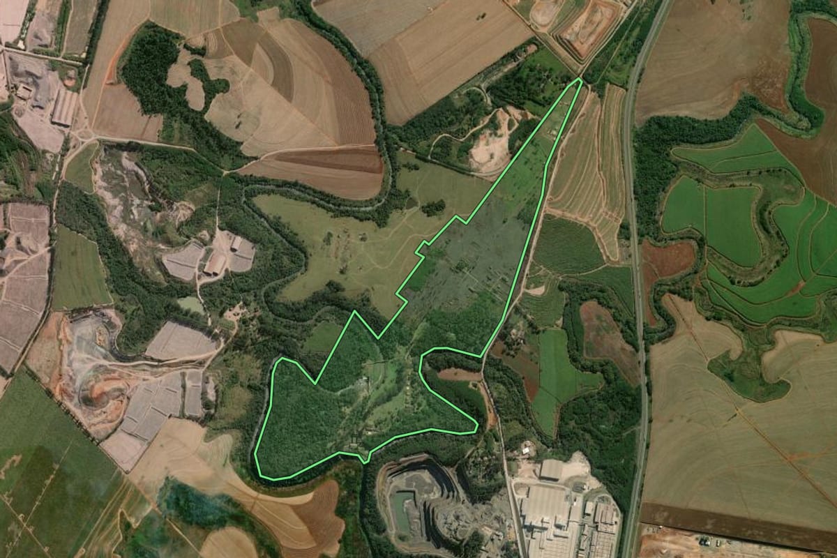 Imagem de satélite do imóvel rural em Rio Claro (SP), com o contorno declarado no CAR desenhado por cima.