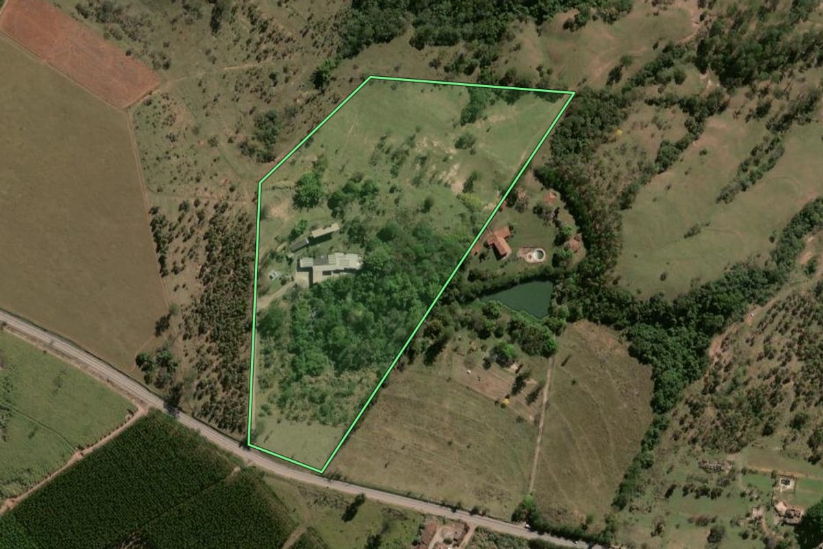 Imagem de satélite do imóvel rural em Rio Claro (SP), com o contorno declarado no CAR desenhado por cima.