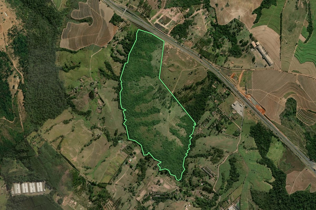 Imagem de satélite do imóvel rural em Rio Claro (SP), com o contorno declarado no CAR desenhado por cima.