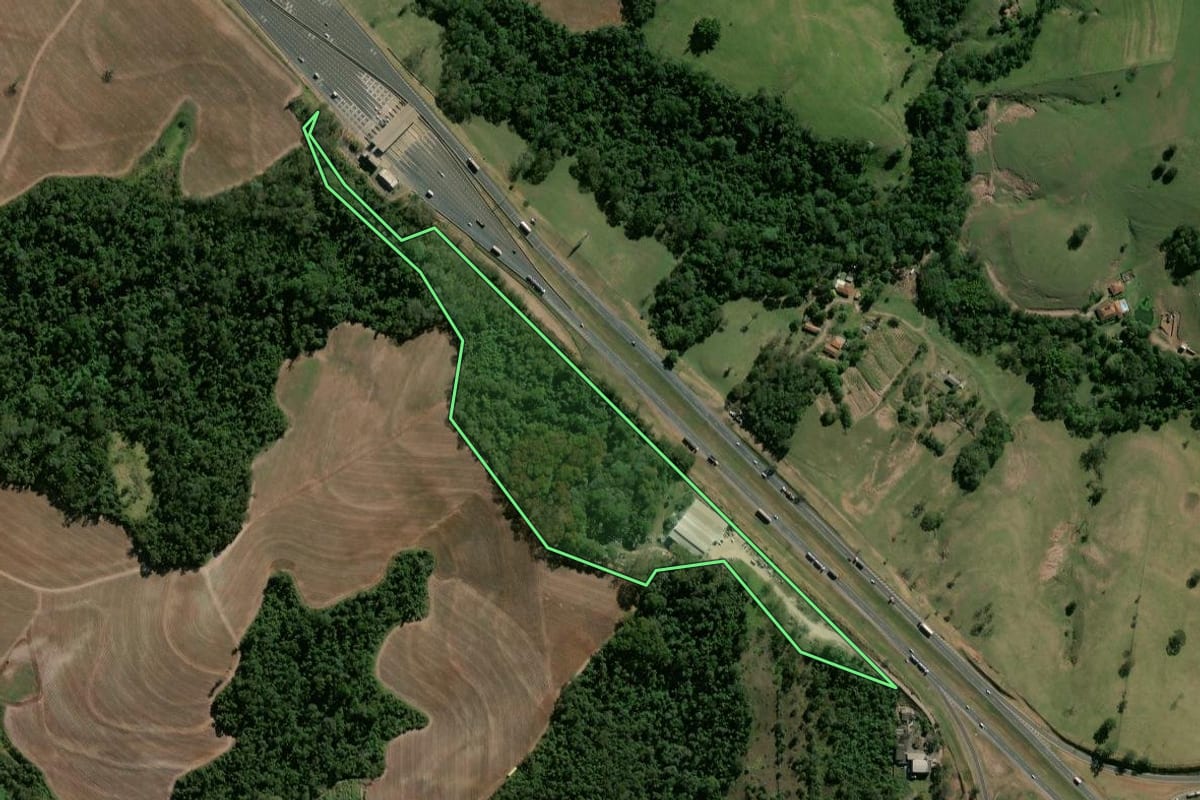 Imagem de satélite do imóvel rural em Rio Claro (SP), com o contorno declarado no CAR desenhado por cima.