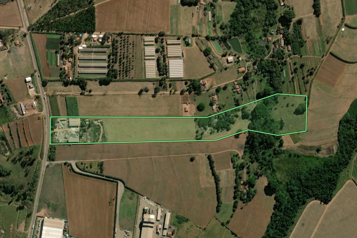 Imagem de satélite do imóvel rural em Rio Claro (SP), com o contorno declarado no CAR desenhado por cima.