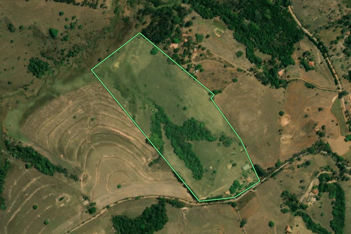 Imagem de satélite do imóvel rural em Rio Claro (SP), com o contorno declarado no CAR desenhado por cima.