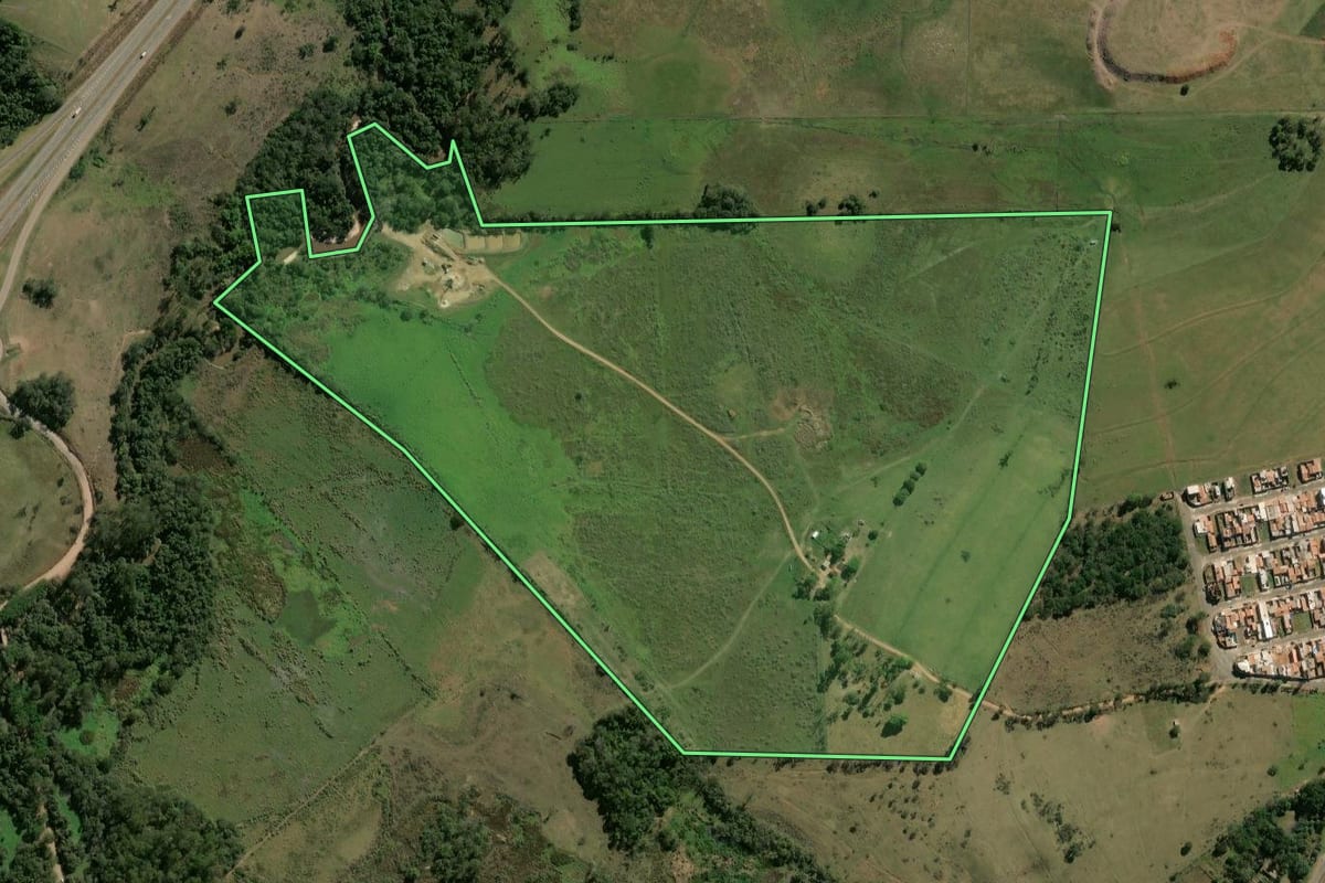 Imagem de satélite do imóvel rural em Rio Claro (SP), com o contorno declarado no CAR desenhado por cima.