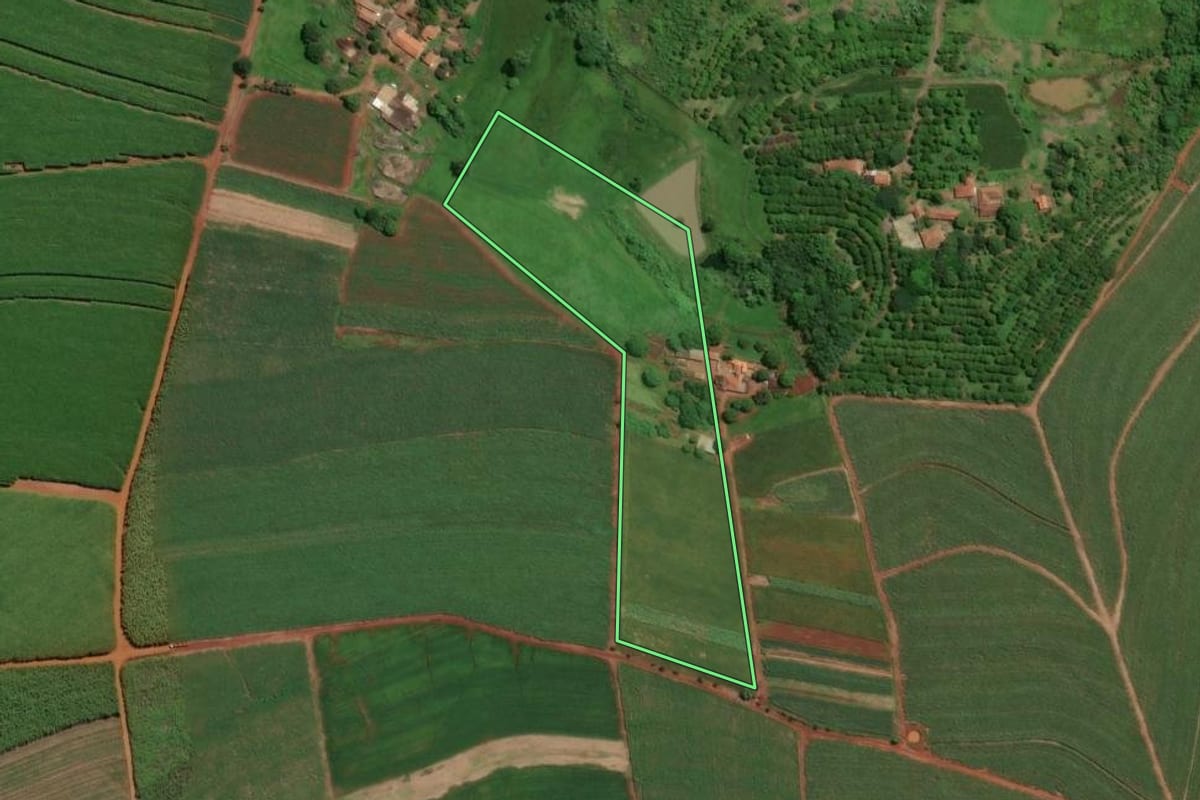 Imagem de satélite do imóvel rural em Rio Claro (SP), com o contorno declarado no CAR desenhado por cima.