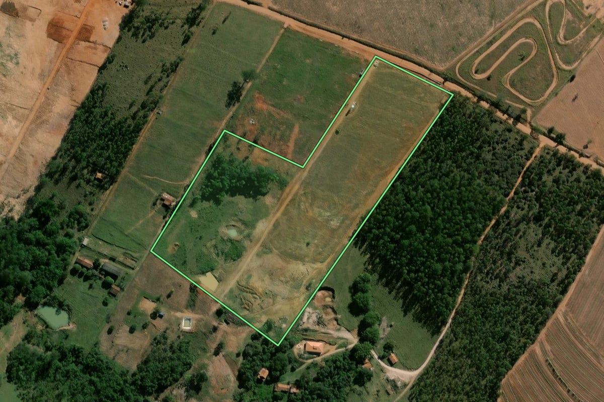 Imagem de satélite do imóvel rural em Rio Claro (SP), com o contorno declarado no CAR desenhado por cima.