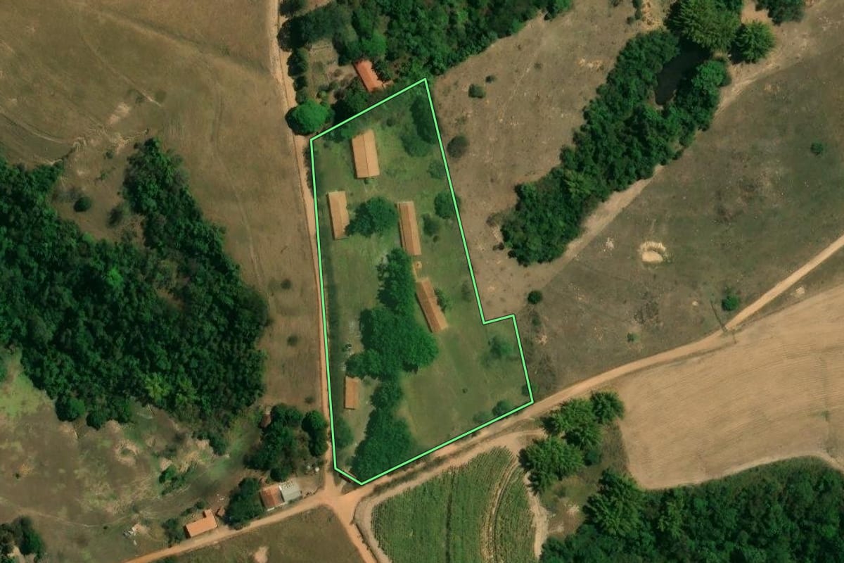 Imagem de satélite do imóvel rural em Rio Claro (SP), com o contorno declarado no CAR desenhado por cima.