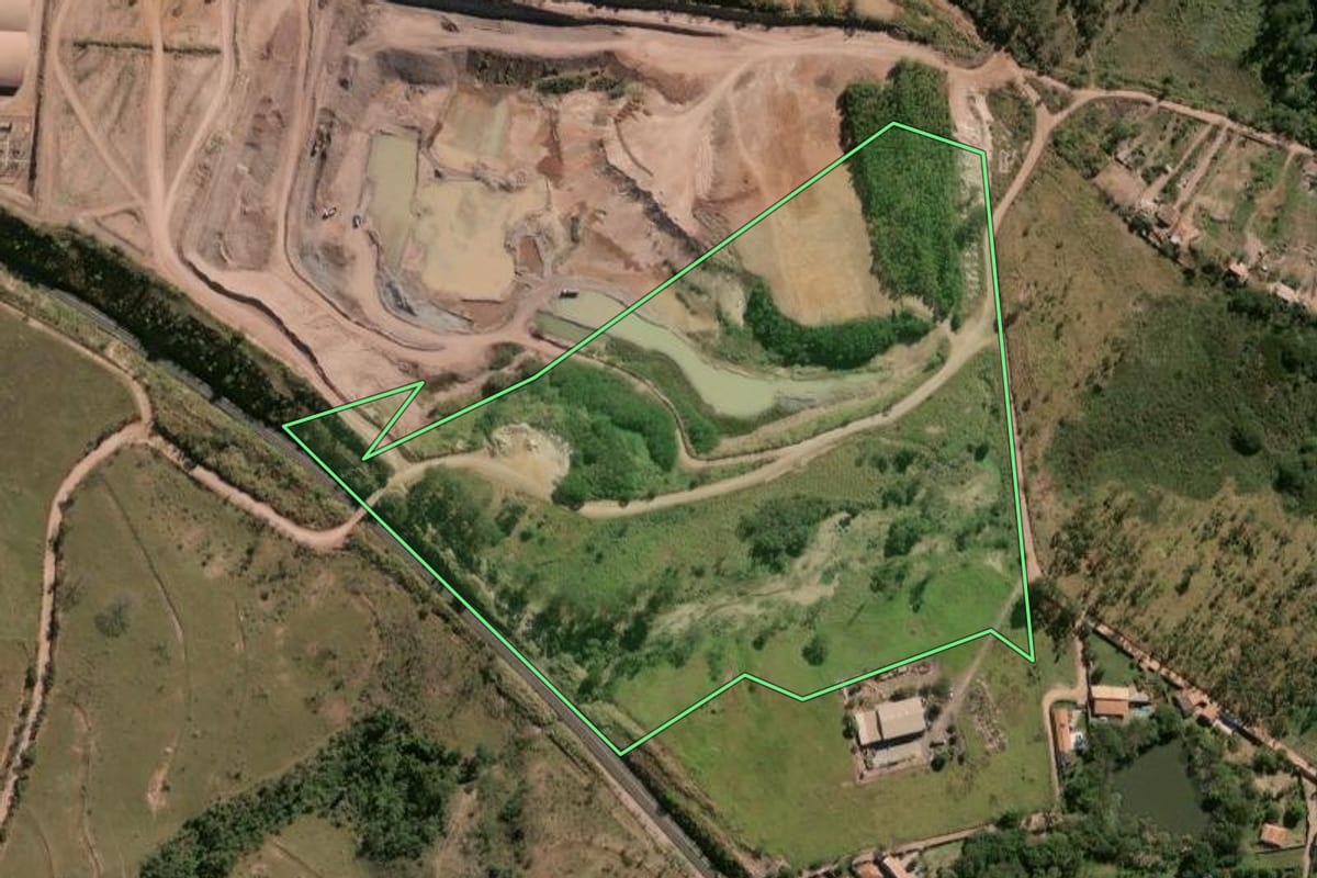 Imagem de satélite do imóvel rural em Rio Claro (SP), com o contorno declarado no CAR desenhado por cima.