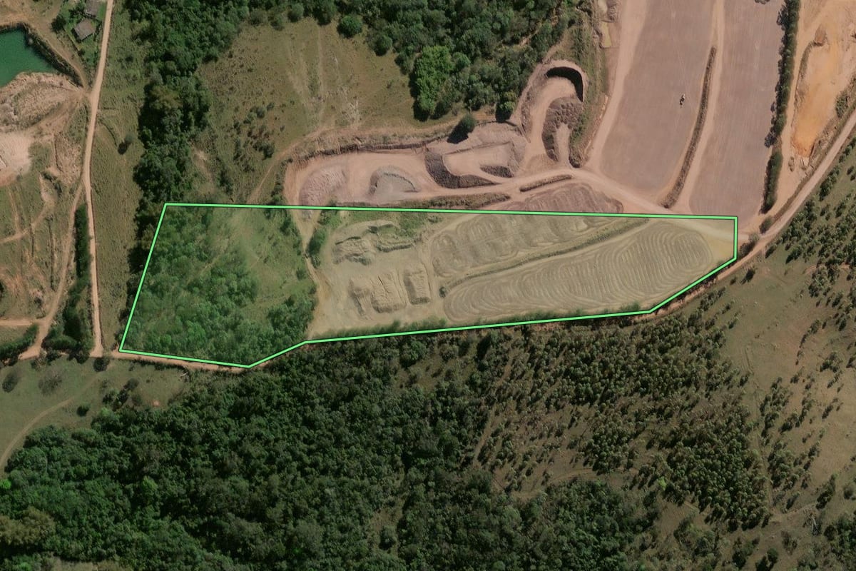 Imagem de satélite do imóvel rural em Rio Claro (SP), com o contorno declarado no CAR desenhado por cima.
