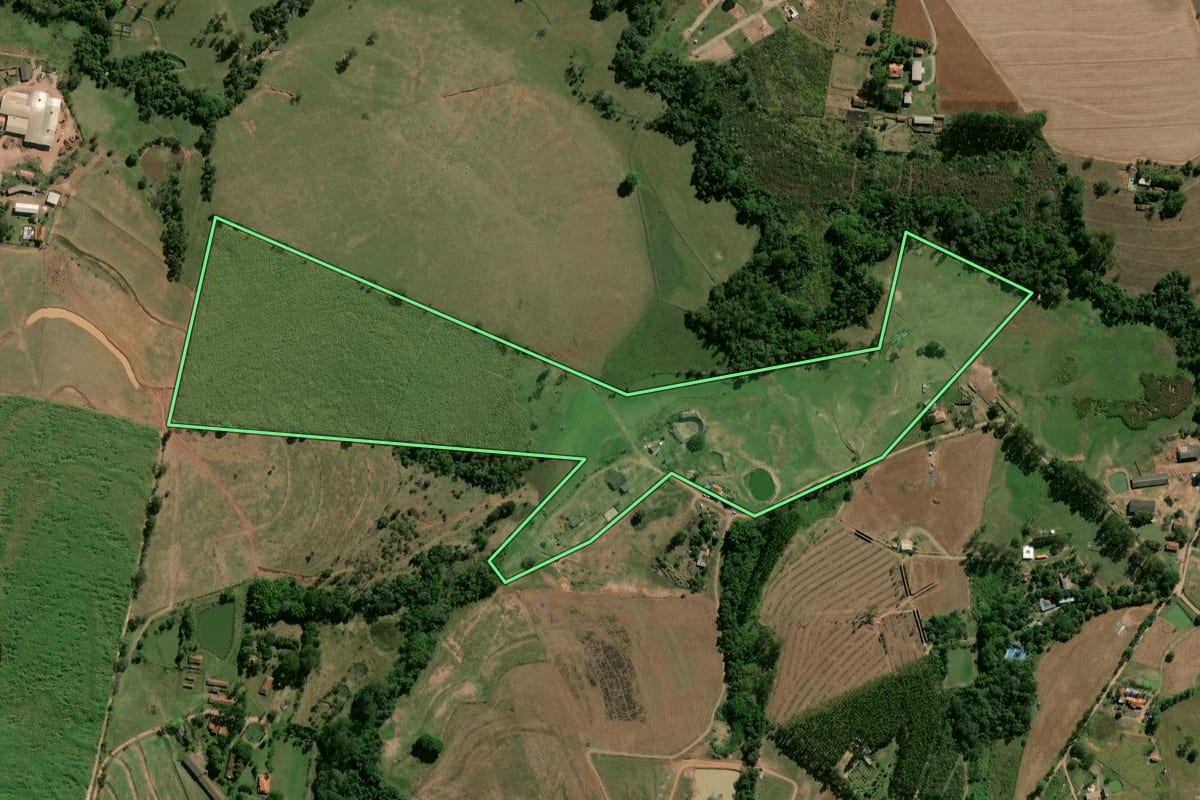 Imagem de satélite do imóvel rural em Rio Claro (SP), com o contorno declarado no CAR desenhado por cima.