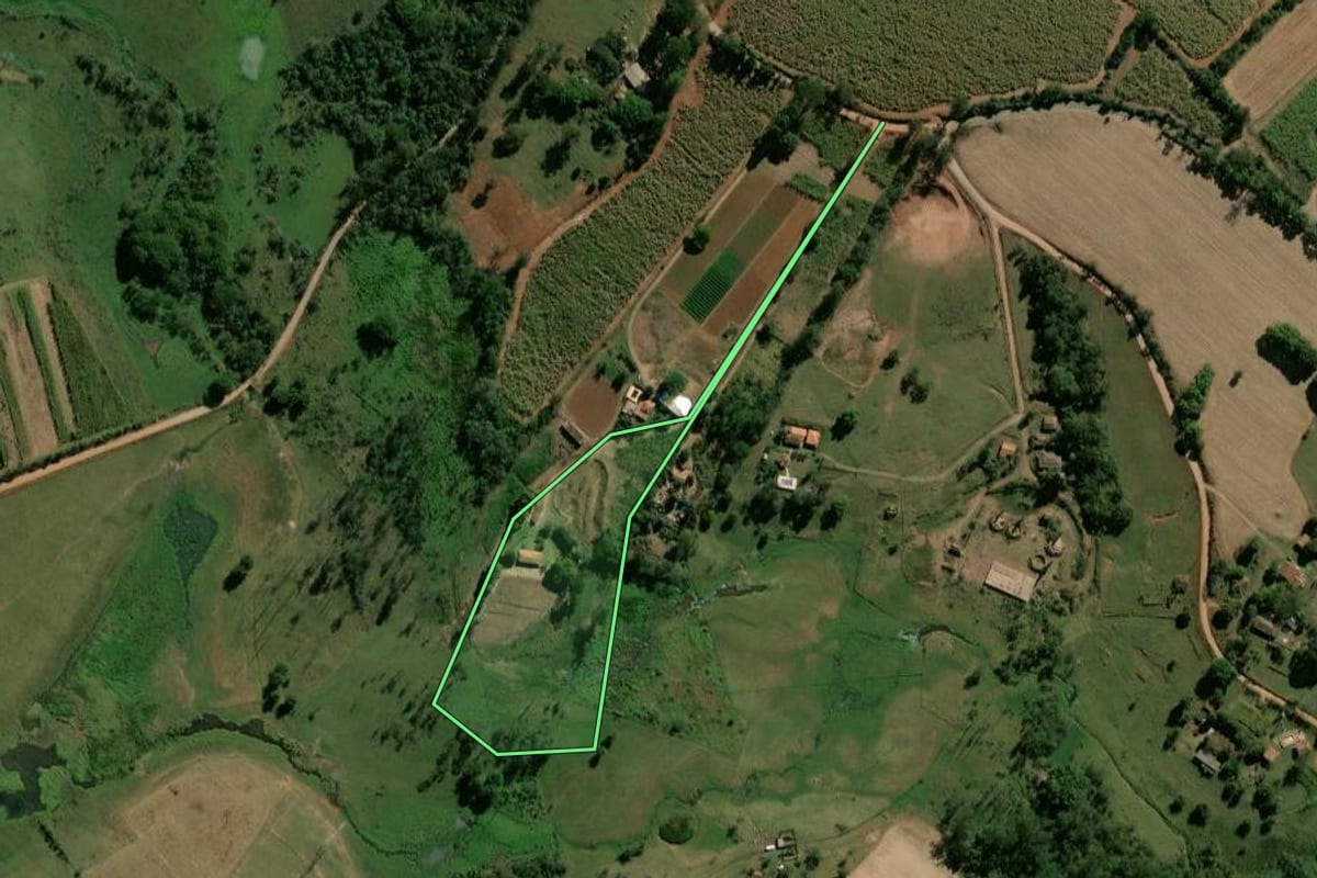 Imagem de satélite do imóvel rural em Rio Claro (SP), com o contorno declarado no CAR desenhado por cima.