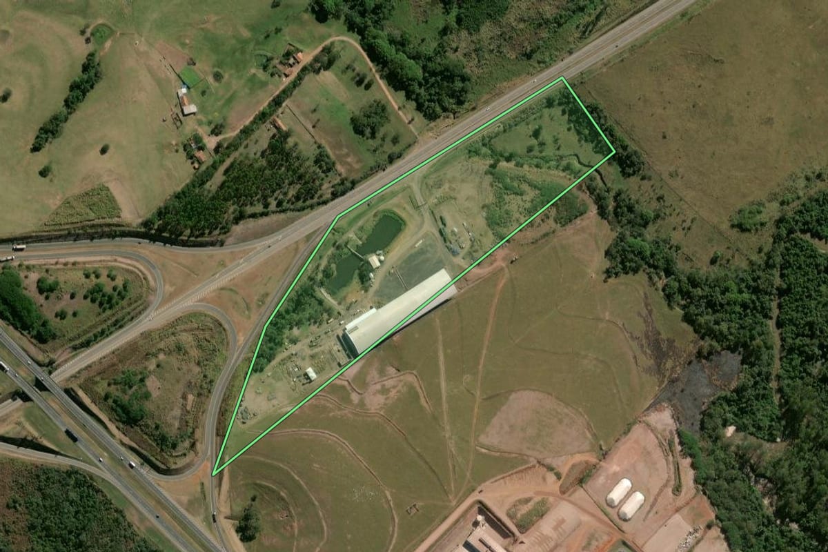 Imagem de satélite do imóvel rural em Rio Claro (SP), com o contorno declarado no CAR desenhado por cima.