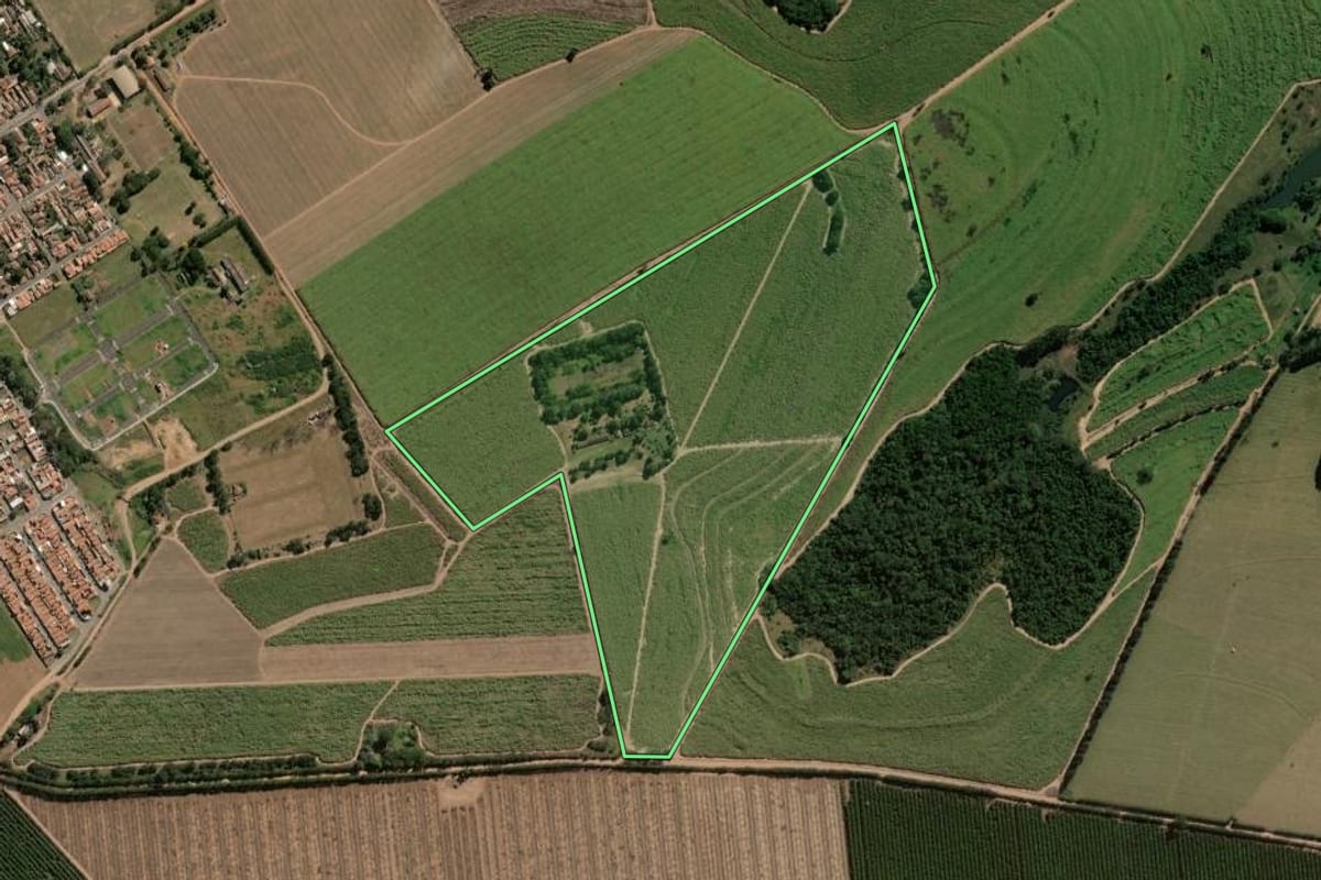 Imagem de satélite do imóvel rural em Rio Claro (SP), com o contorno declarado no CAR desenhado por cima.