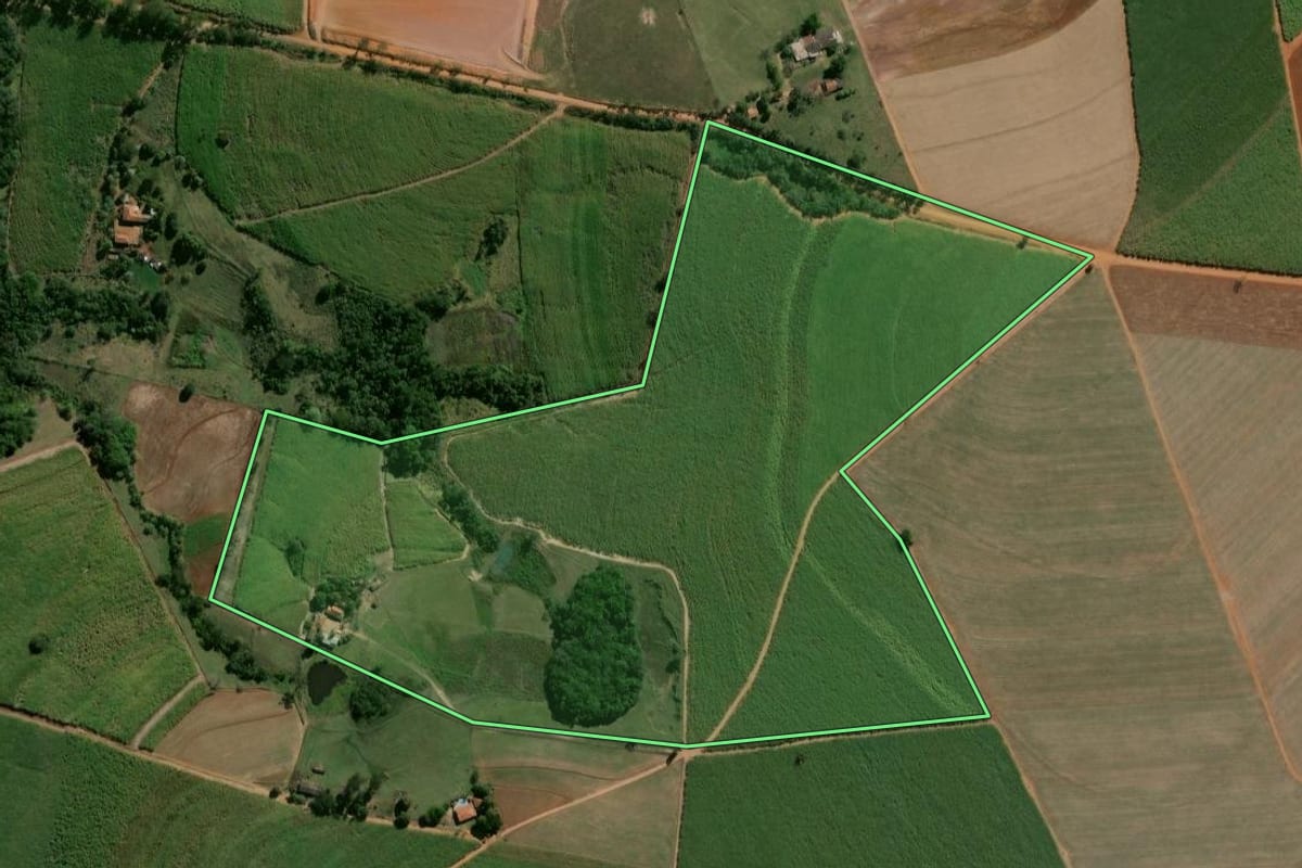 Imagem de satélite do imóvel rural em Rio Claro (SP), com o contorno declarado no CAR desenhado por cima.