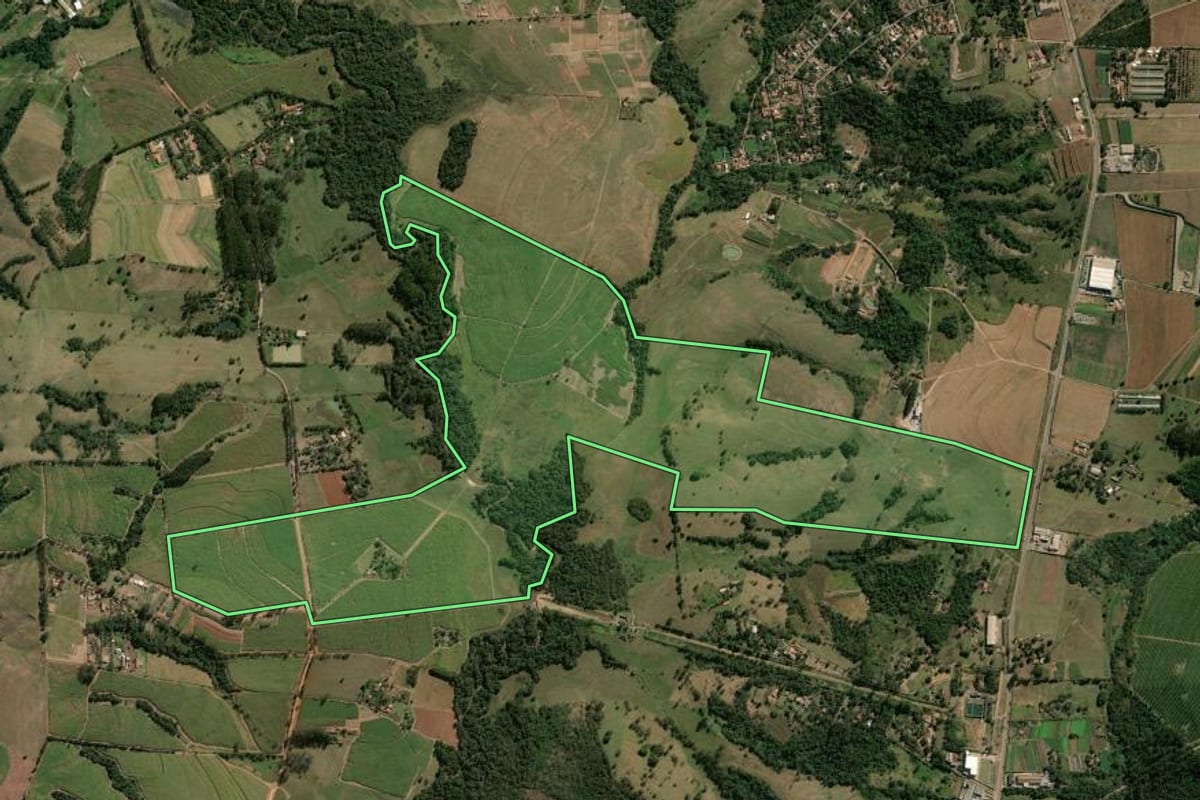 Imagem de satélite do imóvel rural em Rio Claro (SP), com o contorno declarado no CAR desenhado por cima.