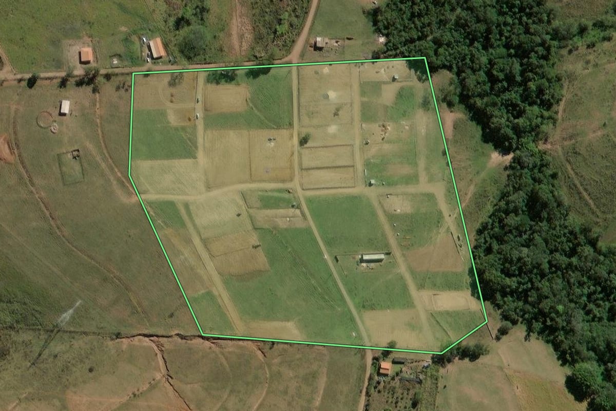 Imagem de satélite do imóvel rural em Rio Claro (SP), com o contorno declarado no CAR desenhado por cima.