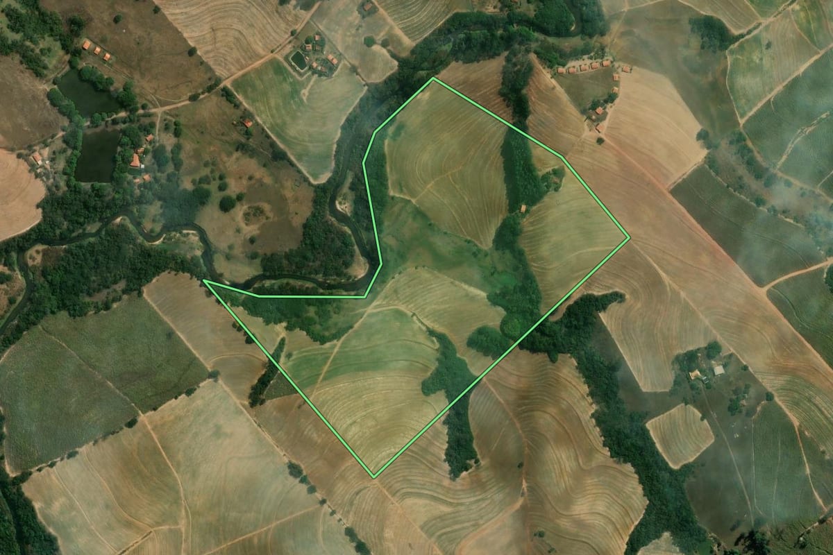 Imagem de satélite do imóvel rural em Rio Claro (SP), com o contorno declarado no CAR desenhado por cima.