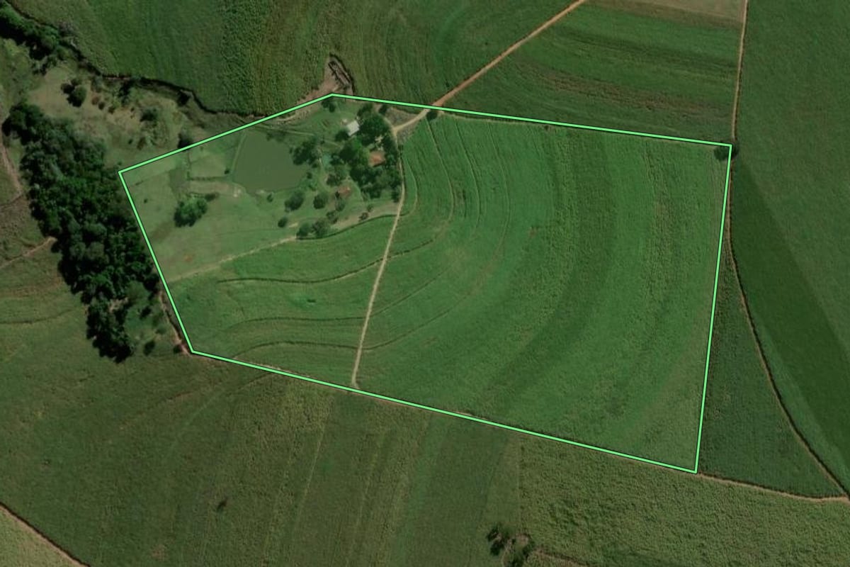 Imagem de satélite do imóvel rural em Rio Claro (SP), com o contorno declarado no CAR desenhado por cima.