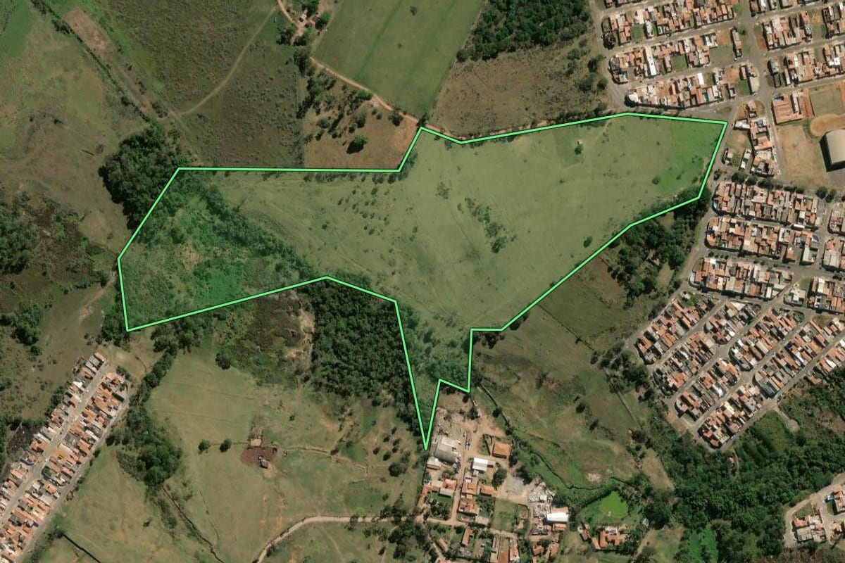 Imagem de satélite do imóvel rural em Rio Claro (SP), com o contorno declarado no CAR desenhado por cima.