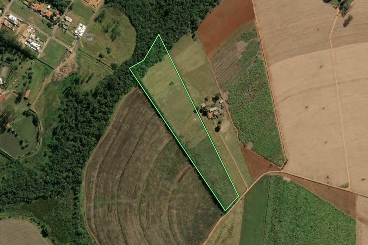 Imagem de satélite do imóvel rural em Rio Claro (SP), com o contorno declarado no CAR desenhado por cima.