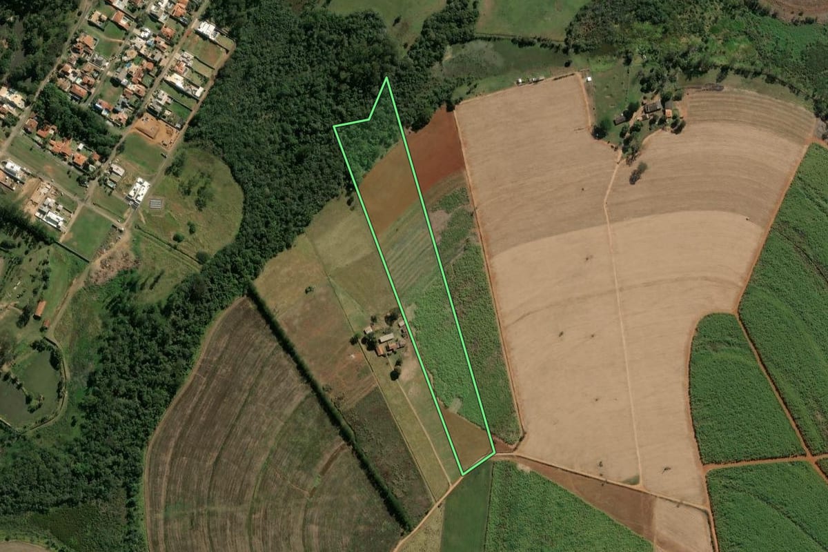 Imagem de satélite do imóvel rural em Rio Claro (SP), com o contorno declarado no CAR desenhado por cima.