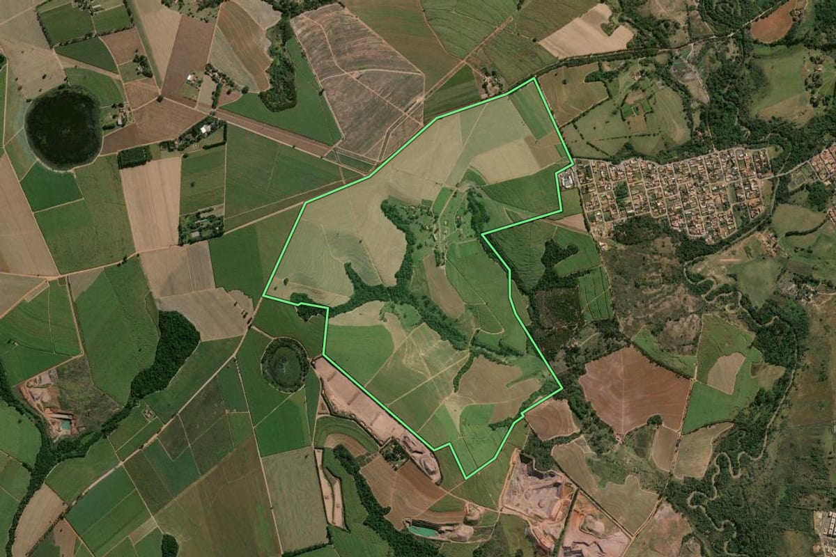 Imagem de satélite do imóvel rural em Rio Claro (SP), com o contorno declarado no CAR desenhado por cima.