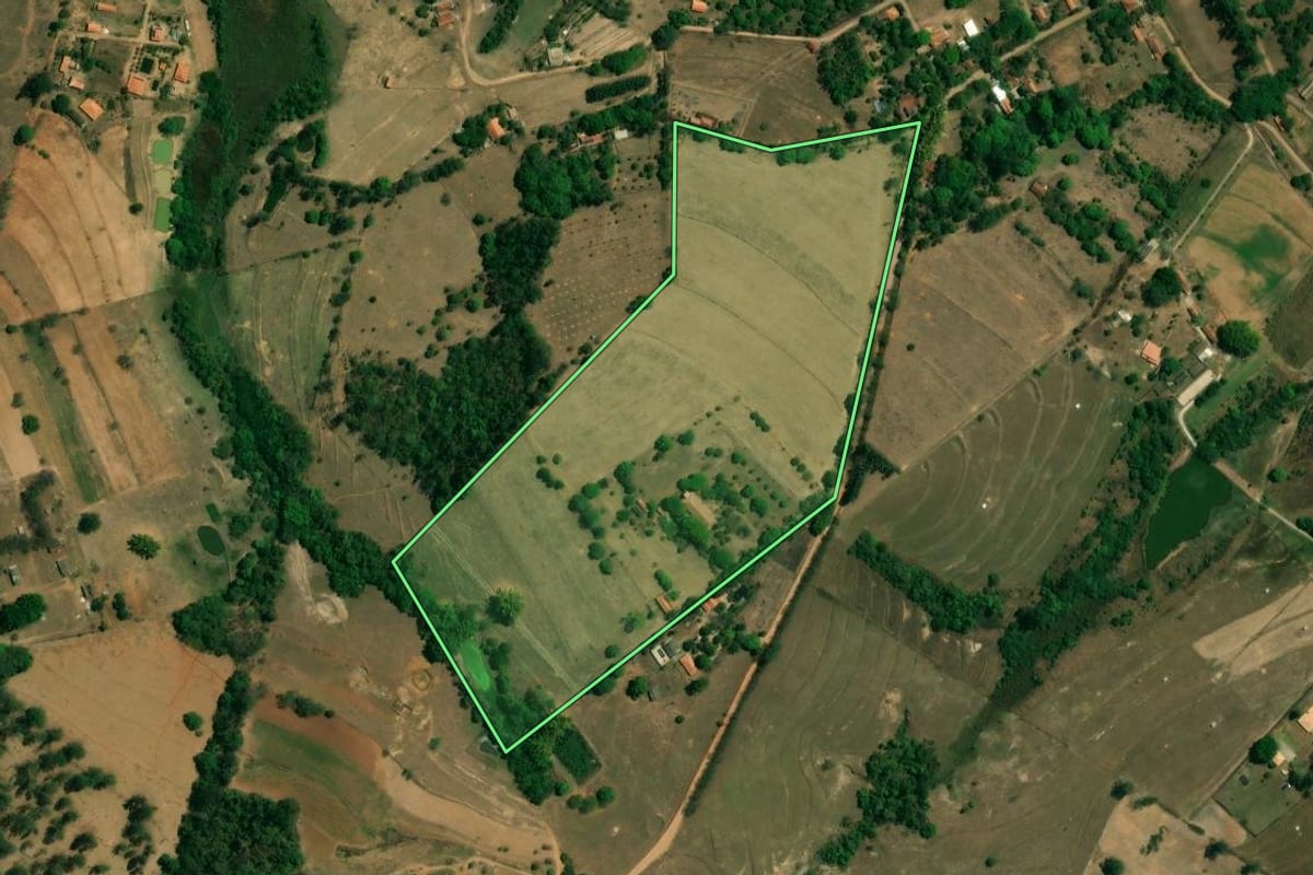 Imagem de satélite do imóvel rural em Rio Claro (SP), com o contorno declarado no CAR desenhado por cima.