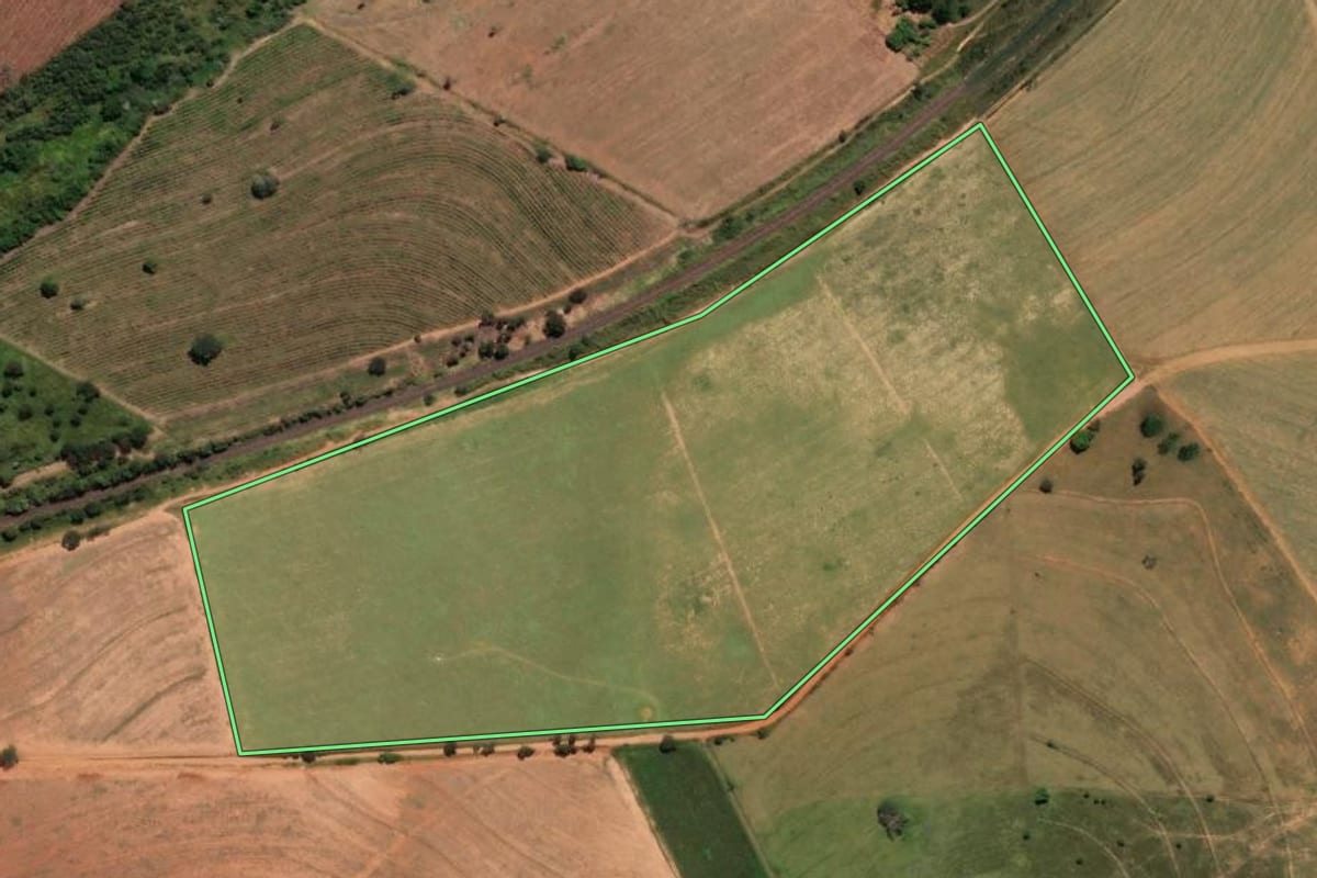 Imagem de satélite do imóvel rural em Rio Claro (SP), com o contorno declarado no CAR desenhado por cima.