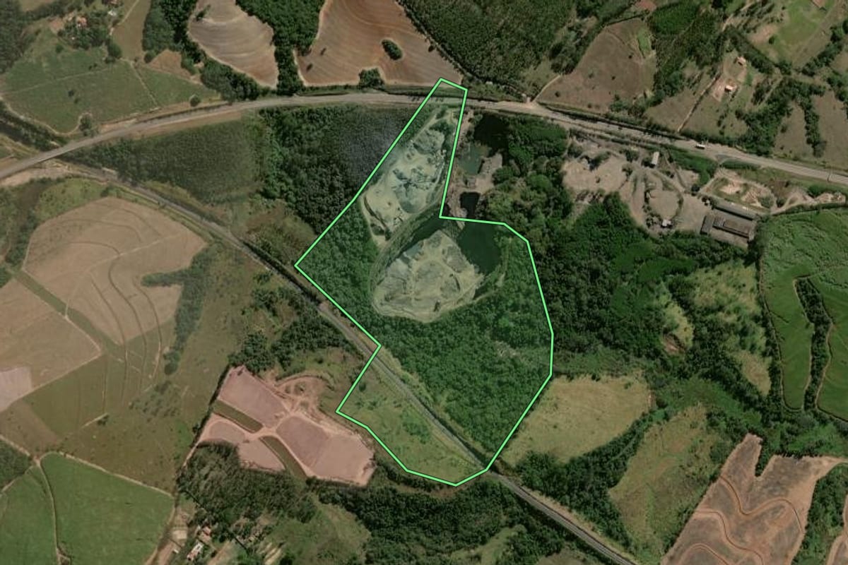 Imagem de satélite do imóvel rural em Rio Claro (SP), com o contorno declarado no CAR desenhado por cima.