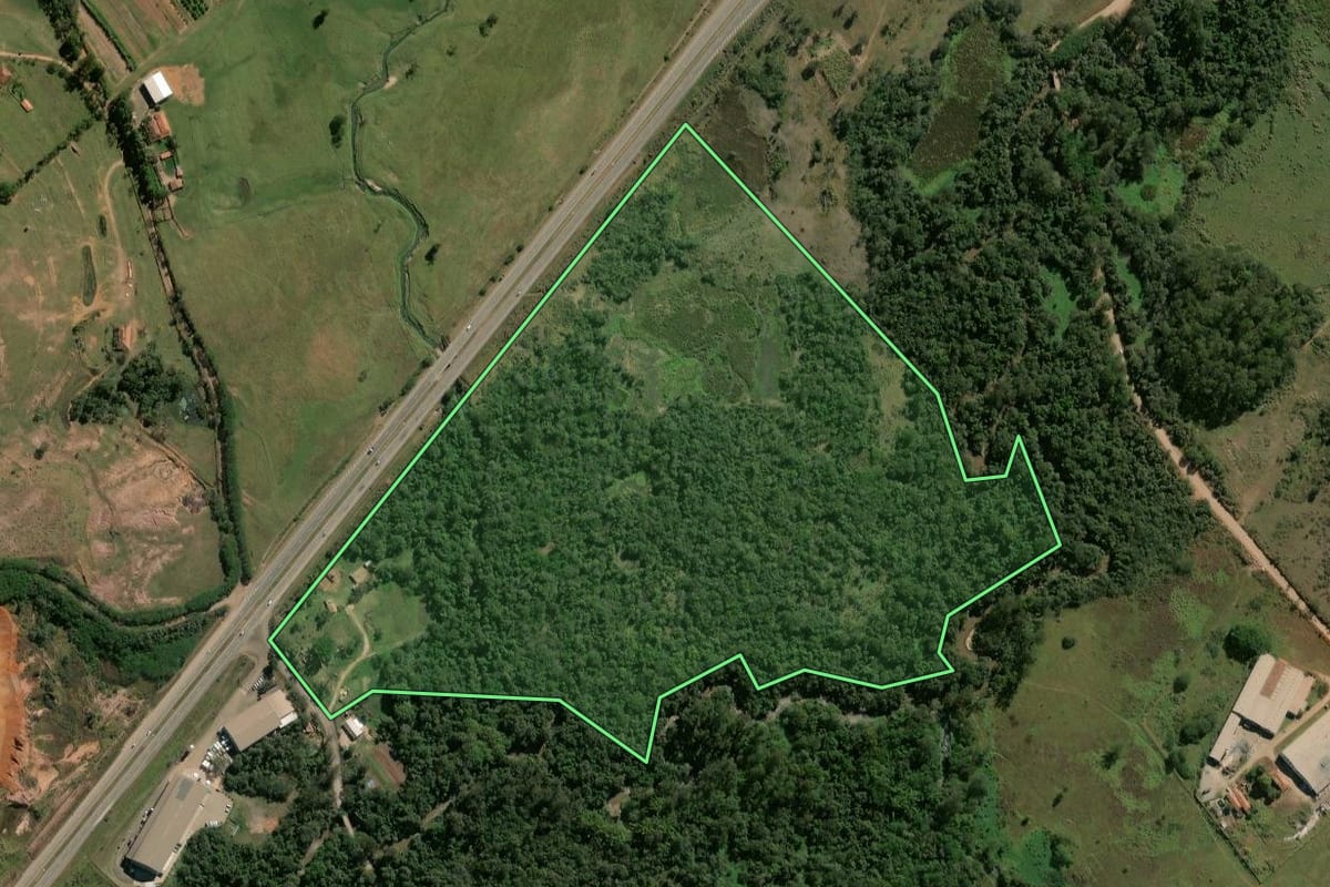 Imagem de satélite do imóvel rural em Rio Claro (SP), com o contorno declarado no CAR desenhado por cima.