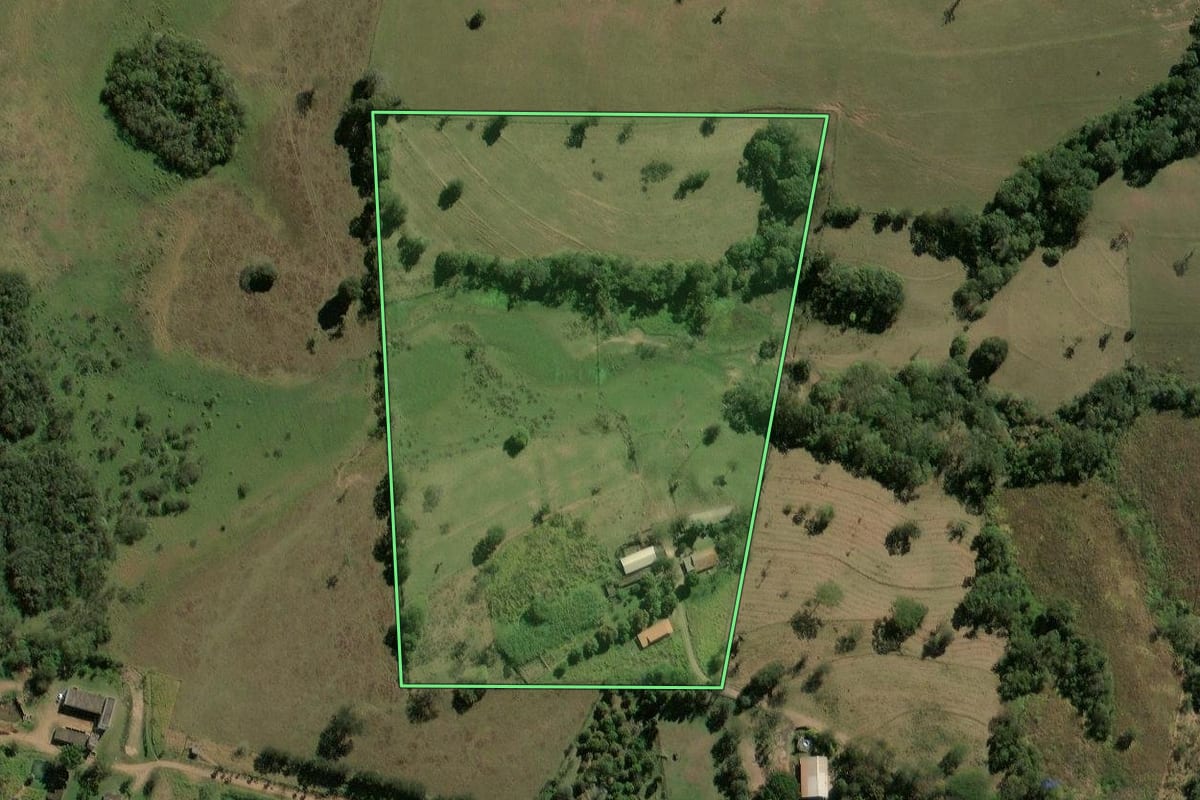 Imagem de satélite do imóvel rural em Rio Claro (SP), com o contorno declarado no CAR desenhado por cima.