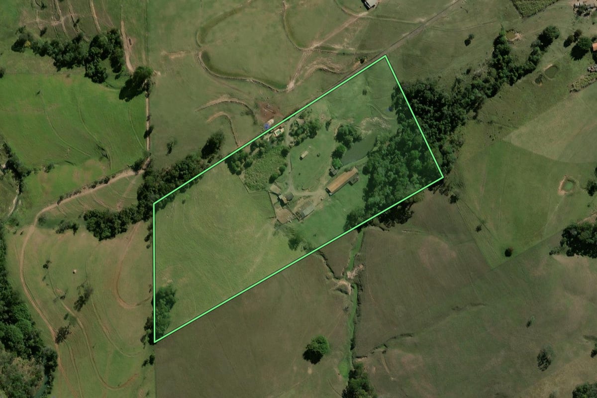 Imagem de satélite do imóvel rural em Rio Claro (SP), com o contorno declarado no CAR desenhado por cima.