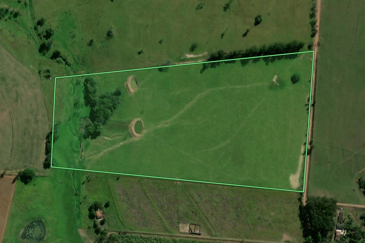 Imagem de satélite do imóvel rural em Rio Claro (SP), com o contorno declarado no CAR desenhado por cima.