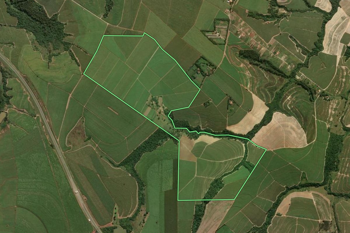 Imagem de satélite do imóvel rural em Rio das Pedras (SP), com o contorno declarado no CAR desenhado por cima.