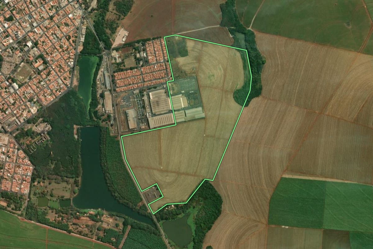 Imagem de satélite do imóvel rural em Rio das Pedras (SP), com o contorno declarado no CAR desenhado por cima.