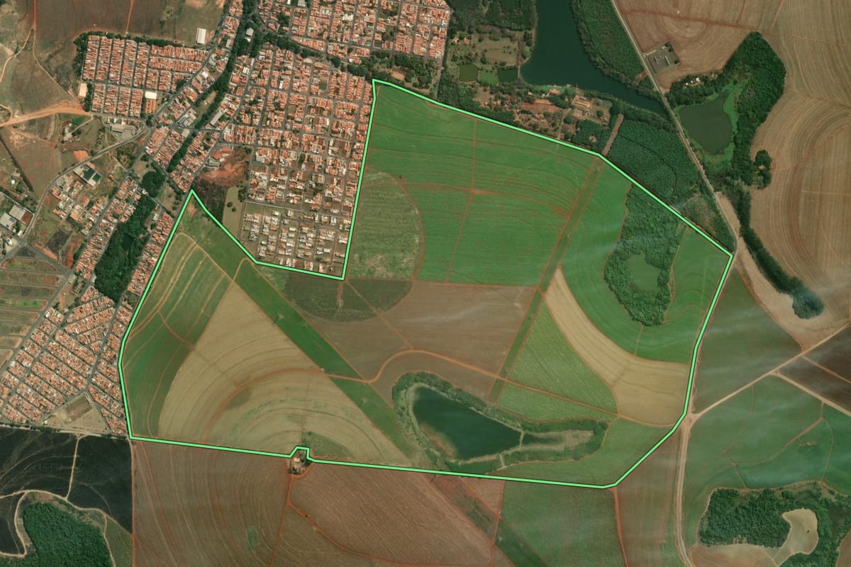 Imagem de satélite do imóvel rural em Rio das Pedras (SP), com o contorno declarado no CAR desenhado por cima.