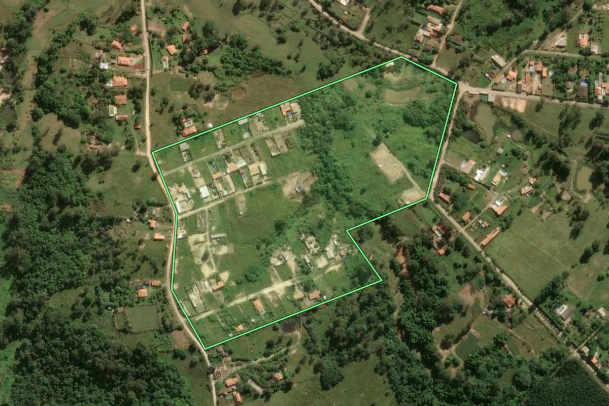 Imagem de satélite do imóvel rural em Rio das Pedras (SP), com o contorno declarado no CAR desenhado por cima.