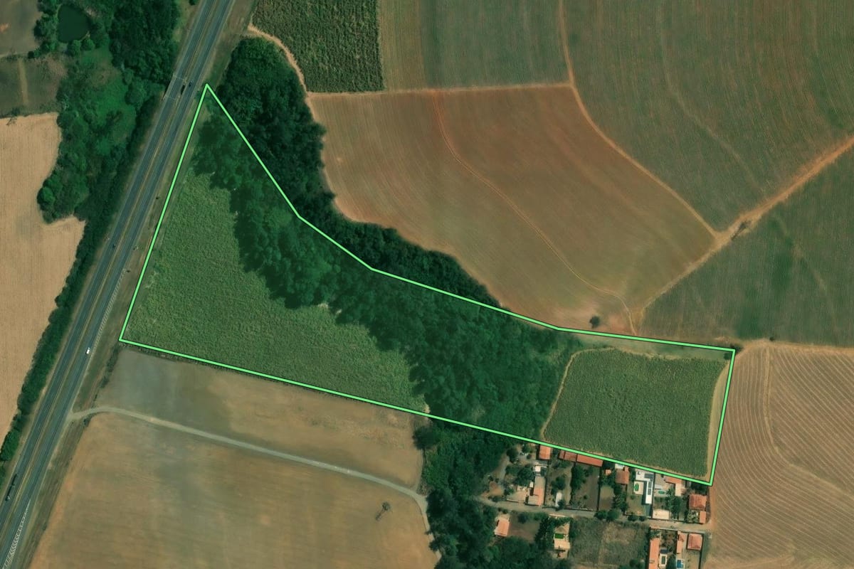 Imagem de satélite do imóvel rural em Rio das Pedras (SP), com o contorno declarado no CAR desenhado por cima.
