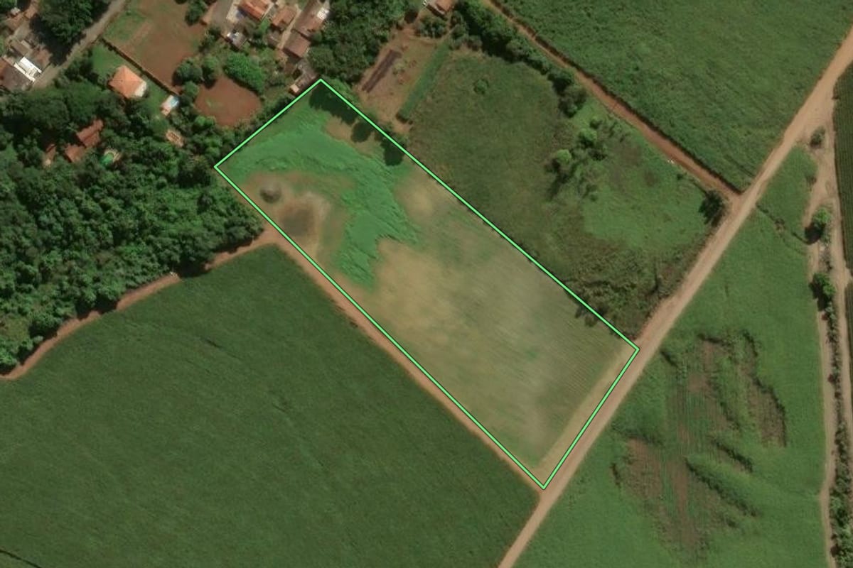 Imagem de satélite do imóvel rural em Rio das Pedras (SP), com o contorno declarado no CAR desenhado por cima.