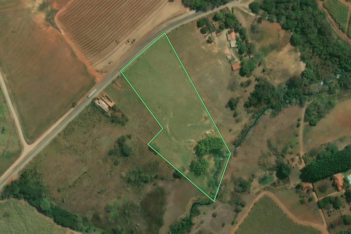 Imagem de satélite do imóvel rural em Rio das Pedras (SP), com o contorno declarado no CAR desenhado por cima.