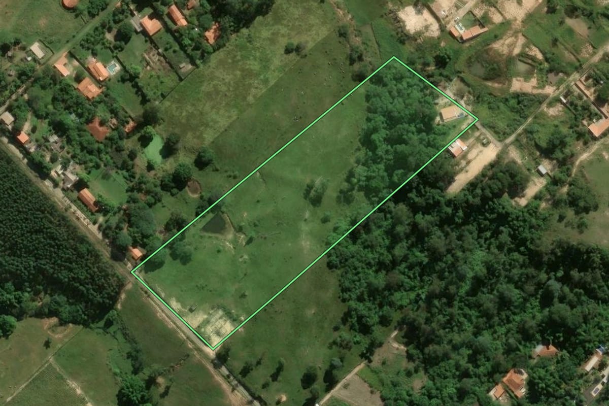 Imagem de satélite do imóvel rural em Rio das Pedras (SP), com o contorno declarado no CAR desenhado por cima.
