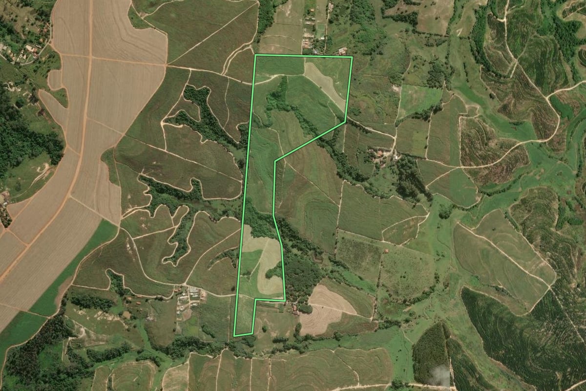 Imagem de satélite do imóvel rural em Rio das Pedras (SP), com o contorno declarado no CAR desenhado por cima.