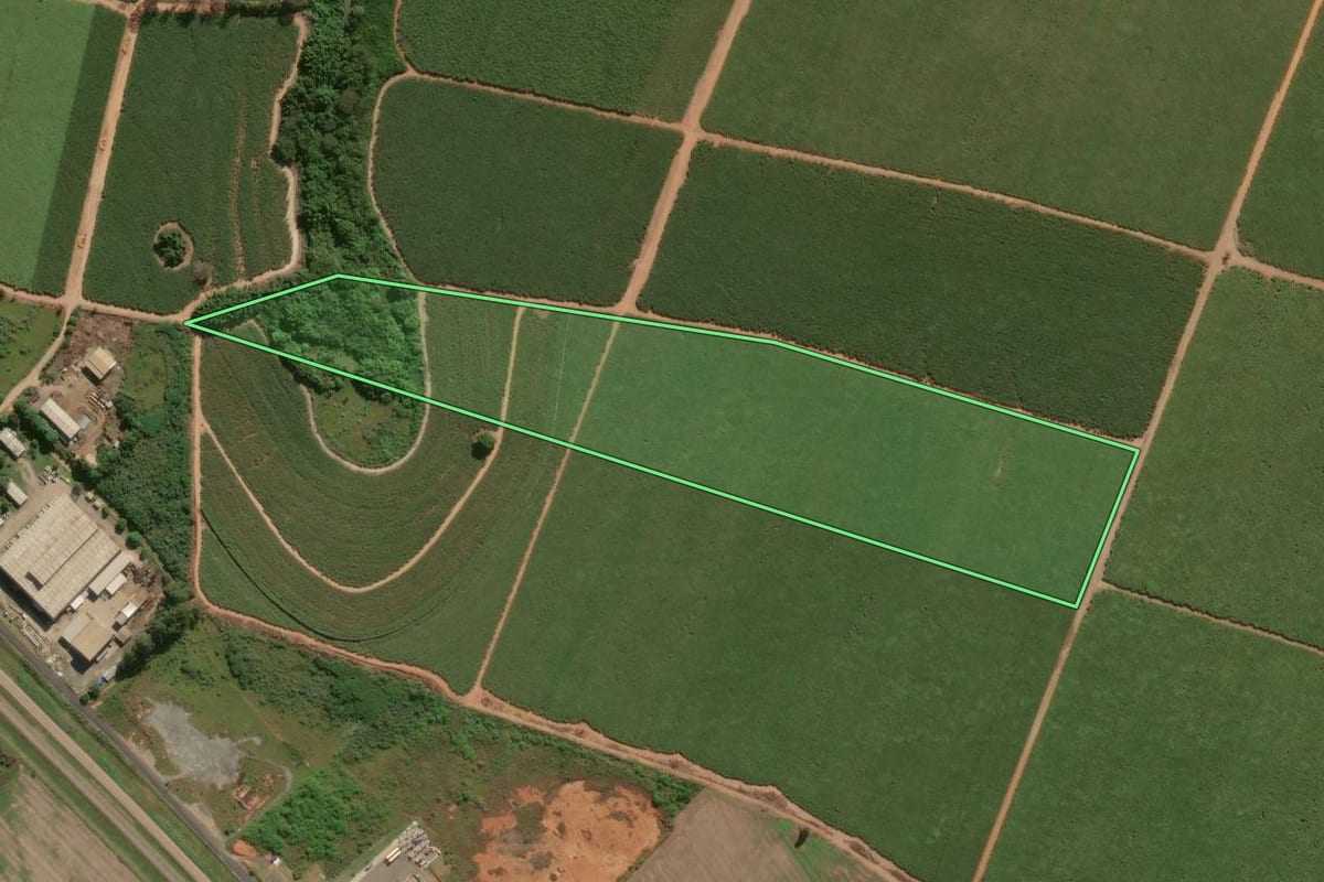 Imagem de satélite do imóvel rural em Rio das Pedras (SP), com o contorno declarado no CAR desenhado por cima.
