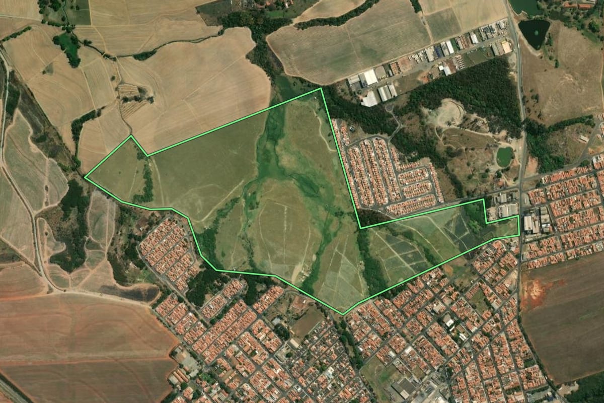 Imagem de satélite do imóvel rural em Rio das Pedras (SP), com o contorno declarado no CAR desenhado por cima.