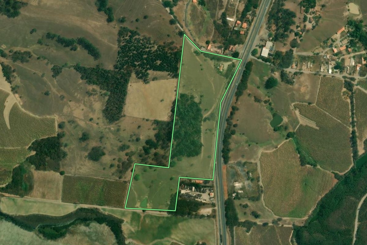 Imagem de satélite do imóvel rural em Rio das Pedras (SP), com o contorno declarado no CAR desenhado por cima.