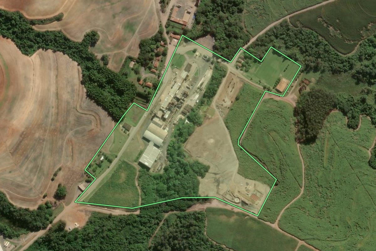 Imagem de satélite do imóvel rural em Rio das Pedras (SP), com o contorno declarado no CAR desenhado por cima.