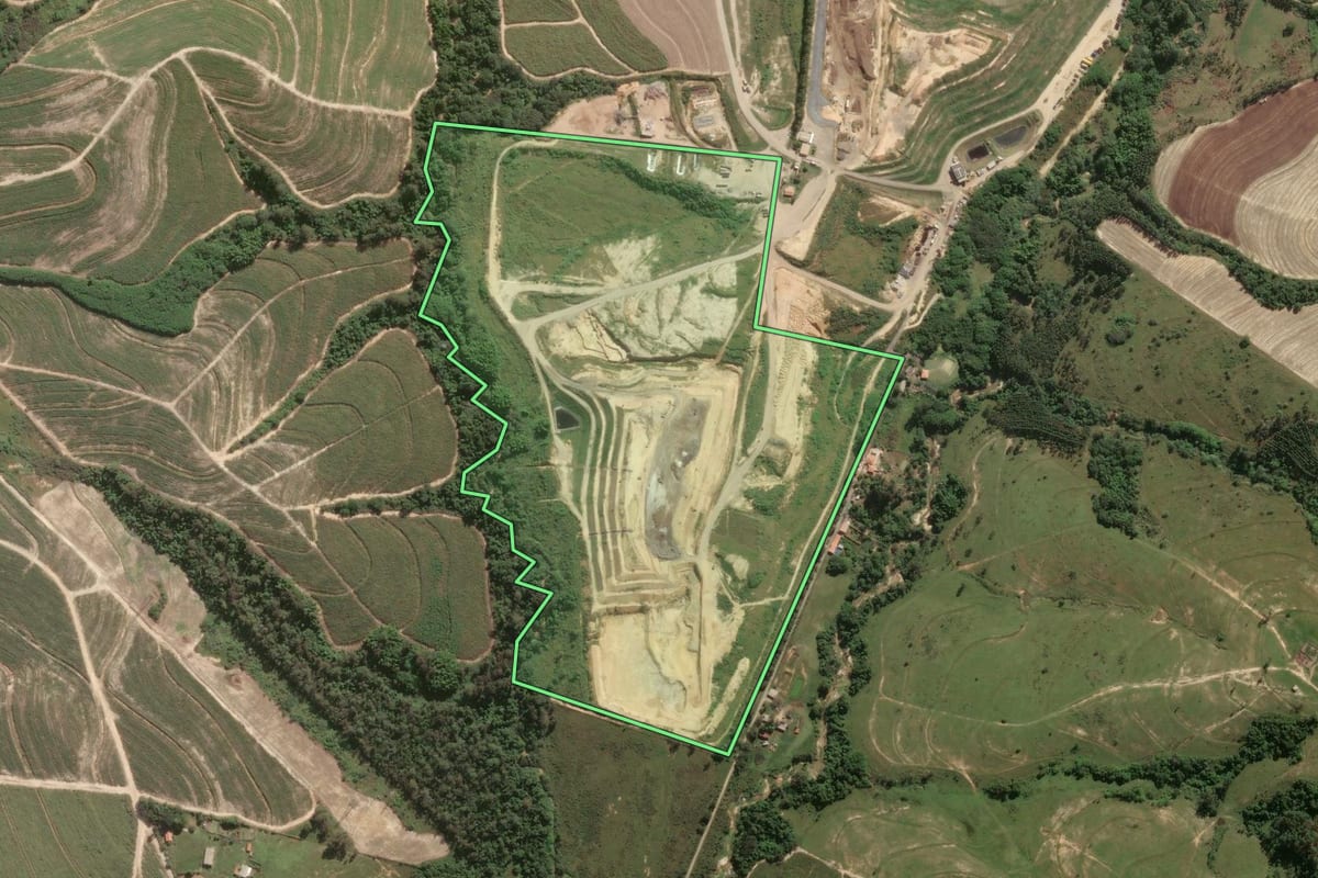 Imagem de satélite do imóvel rural em Rio das Pedras (SP), com o contorno declarado no CAR desenhado por cima.
