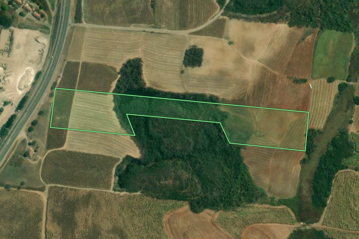 Imagem de satélite do imóvel rural em Rio das Pedras (SP), com o contorno declarado no CAR desenhado por cima.