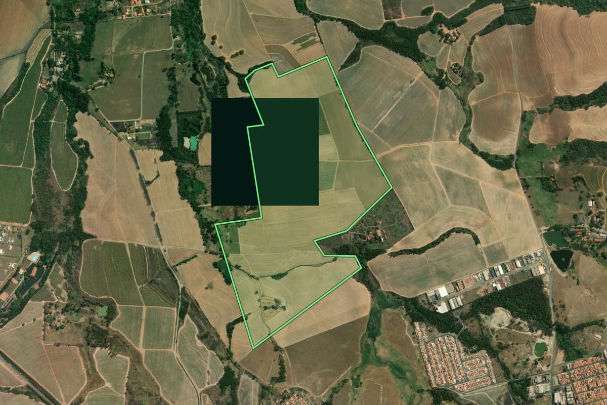 Imagem de satélite do imóvel rural em Rio das Pedras (SP), com o contorno declarado no CAR desenhado por cima.