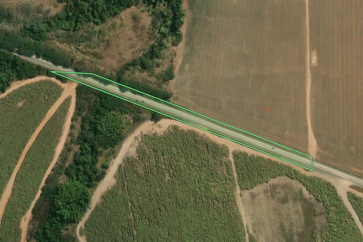 Imagem de satélite do imóvel rural em Rio das Pedras (SP), com o contorno declarado no CAR desenhado por cima.
