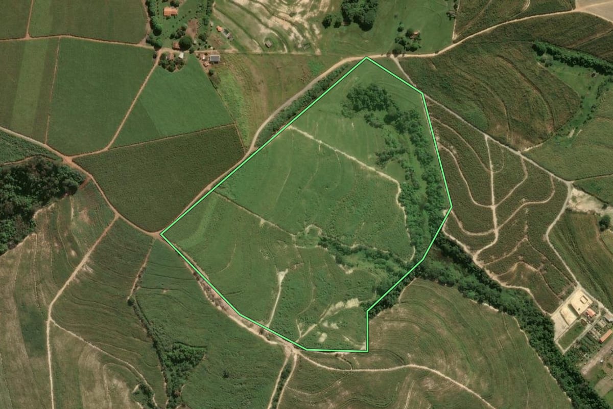 Imagem de satélite do imóvel rural em Rio das Pedras (SP), com o contorno declarado no CAR desenhado por cima.